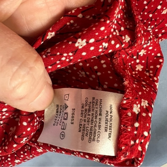 LOFT outlet sleeveless top PM red with white floral print, very lightweight EUC - Picture 4 of 5